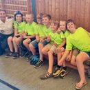 Schüler sitzend auf einer Bank