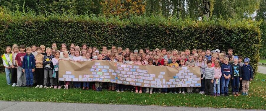 Kinder mit einem großen Plakat