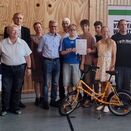 Gruppenfoto mit Upcycling-Fahrrad