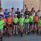 Gruppenfoto mit den gespendeten Rollern