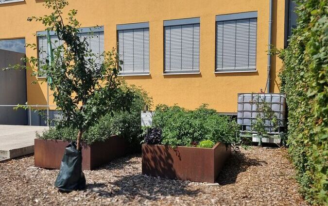 Hochbeet vor dem Schulgebäude der Grundschule Stephansposching