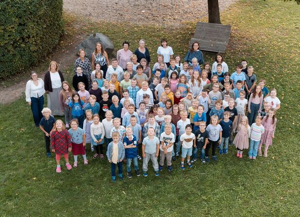 Gruppenbild Schulfamilie im aktuellen Schuljahr